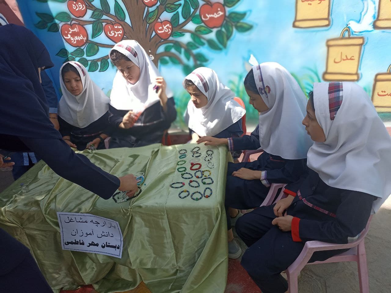 بازارچه مشاغل دانش آموزان در هفته مشاغل